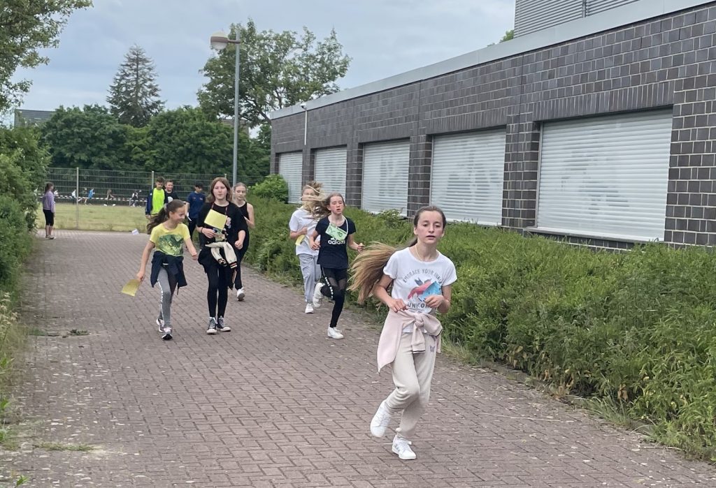 In diesem Jahr fand an der UNESCO Schule Kamp-Lintfort zum wiederholten Male ein Sponsorenlauf statt. Die Schülerinnen und Schüler konnten dabei wählen, ob sie laufen, radeln oder skaten wollten. Auch etliche Kolleginnen und Kollegen beteiligten sich an der Aktion.
