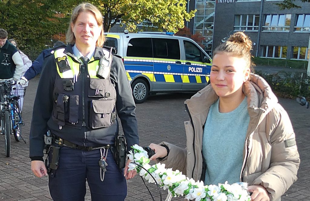 Am 9. Oktober 2025 wurden die Fahrräder der UNESCO-Schülerinnen und -Schüler von der Polizei Kamp-Lintfort auf Verkehrssicherheit geprüft.
Gemeinsam mit dem jeweiligen Schüler nahmen die Polizisten das Fahrrad der Kinder und Jugendlichen genau unter die Lupe.