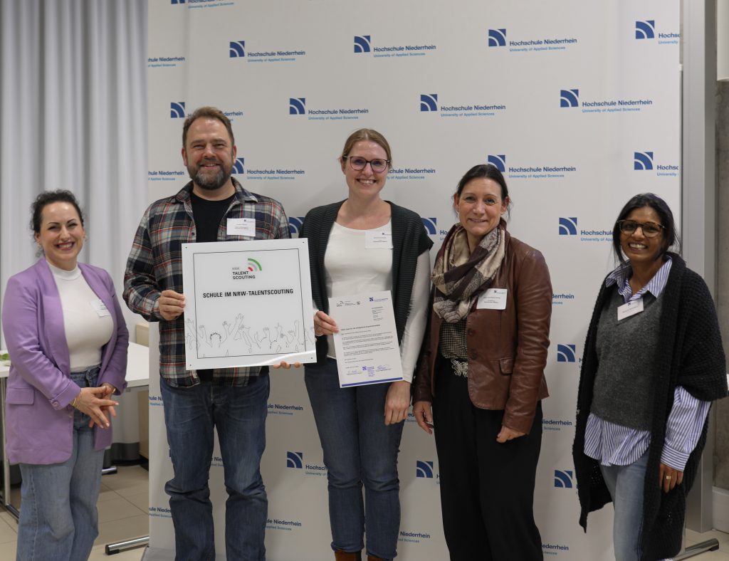 Am 29. Oktober 2025 wurde unserer Schule an der Hochschule Niederrhein in Krefeld die Plakette der Talentscouts verliehen. Diese Auszeichnung würdigt unser Engagement, Schülerinnen und Schüler auf ihrem Weg in Ausbildung oder Studium gezielt zu unterstützen.