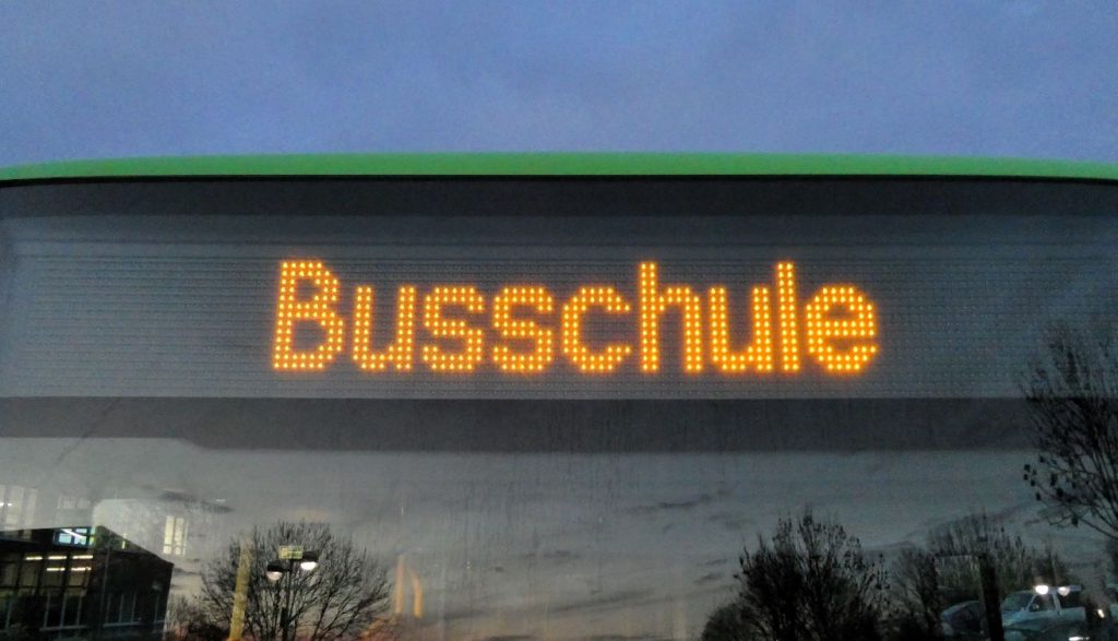 Unterricht im Rahmen der Verkehrserziehung ist an der UNESCO-Schule voller wichtiger Informationen und hautnaher, echter Erlebnisse. So prägen sich die Theorieaspekte der sogenannten „Bus-Schule“ für die sichere Fahrt im (Schul-)Bus gut und einfach ein.