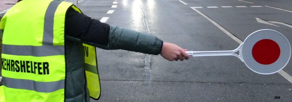 Neun Schülerinnen aus dem Jahrgang 9 haben Mitte Januar die Ausbildung zur Schülerlotsin erfolgreich abgeschlossen. In Theorie und Praxis wurden sie von Hauptkommissarin Janine van Geldern von der Polizei Wesel ausgebildet. Der Verkehrshelferdienst ist ein wichtiger Dienst an der UNESCO-Schule.