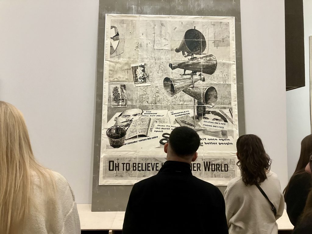 Ein Kunst-Kurs der Jahrgangsstufe 13 besuchte Ende November das Folkwang-Museum in Essen: Im Rahmen des Kunstunterrichts hatte die Schülergruppe den zeitgenössischen Künstler William Kentridge aus Südafrika kennengelernt und sahen sich daher die große Ausstellung des Künstlers in Essen an.