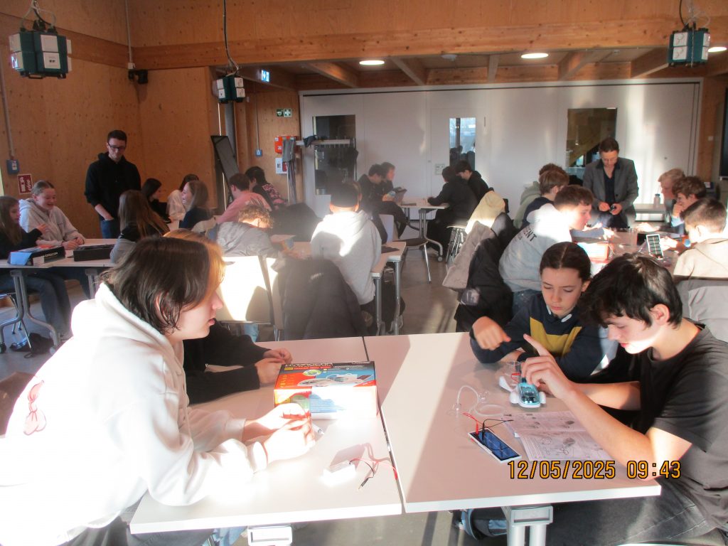 Der NW-Kurs 1 aus dem 8. Jahrgang hat im grünen Klassenzimmer der Stadt Kamp-Lintfort einen spannenden Tag rund um das Thema Wasserstoff und Mobilität verbracht. Anlass war Deutschlands Ziel, bis 2045 klimaneutral zu werden. Im Fokus stand die Arbeit mit Baukästen für kleine wasserstoffbetriebene Fahrzeuge.