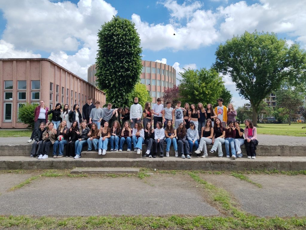 Anfang Mai reiste eine Gruppe von 15 SchülerInnen aus der Q1, begleitet von Frau Becker und Frau Schumacher, nach Mailand – für ein besonderes Erasmus+ Austauschprojekt, das sie mit neuen Erkenntnissen, neuen Freundschaften und einem völlig neuen Blick auf ihren Kleiderschrank zurückgebracht hat.