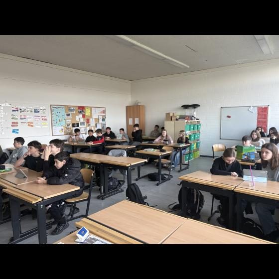Die Schülerinnen und Schüler des Bili-Kurses der Klassen 7a, b und c haben m Rahmen des EU-Programms eTwinning eine spannende Zusammenarbeit mit einer Partnerklasse aus Genua, Italien, ins Leben gerufen. eTwinning ist eine europäische Plattform, die Schulen aus verschiedenen Ländern miteinander vernetzt
